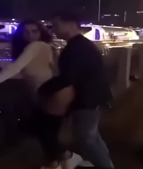 Chica borracha follando en la calle con un venezolano